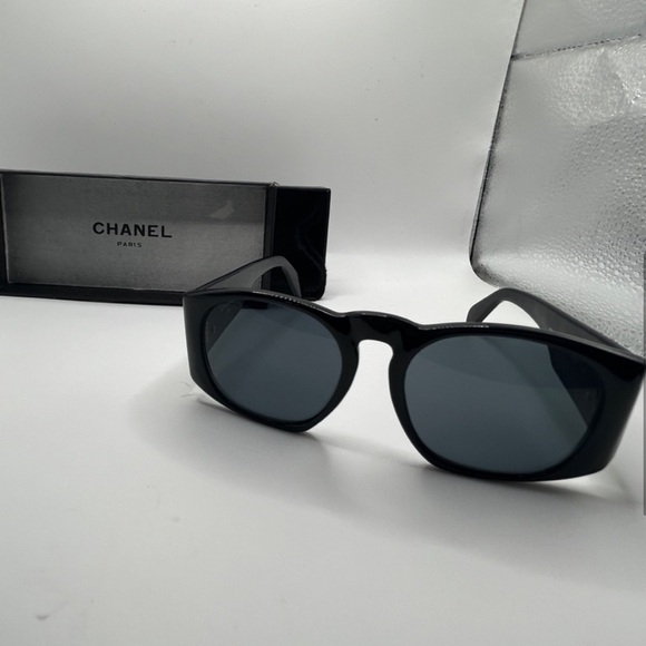 CHANEL Vintage 90s Quilted CC Logo Sunglasses 0003 Black + Box & Dust Bag - Picture 4 of 12